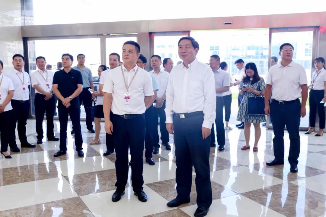 司法部副部長(zhǎng)熊選國(guó)率國(guó)務(wù)院農(nóng)民工工作督察組蒞臨聰廚食品督查指導(dǎo)工作 司法部副部長(zhǎng)熊選國(guó)率國(guó)務(wù)院農(nóng)民工工作督察組蒞臨聰廚食品督查指導(dǎo)工作