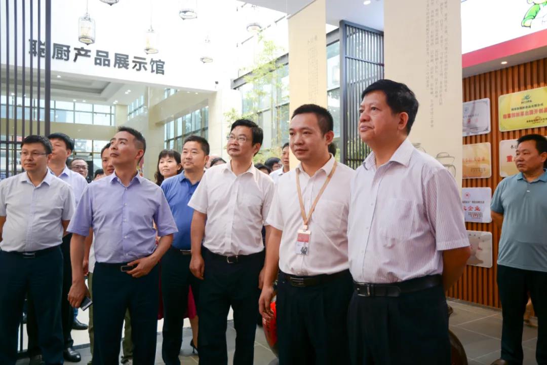 湖南省農(nóng)村農(nóng)業(yè)廳廳長袁延文等領(lǐng)導(dǎo)蒞臨聰廚食品觀摩指導(dǎo) 湖南省農(nóng)村農(nóng)業(yè)廳廳長袁延文等領(lǐng)導(dǎo)蒞臨聰廚食品觀摩指導(dǎo)