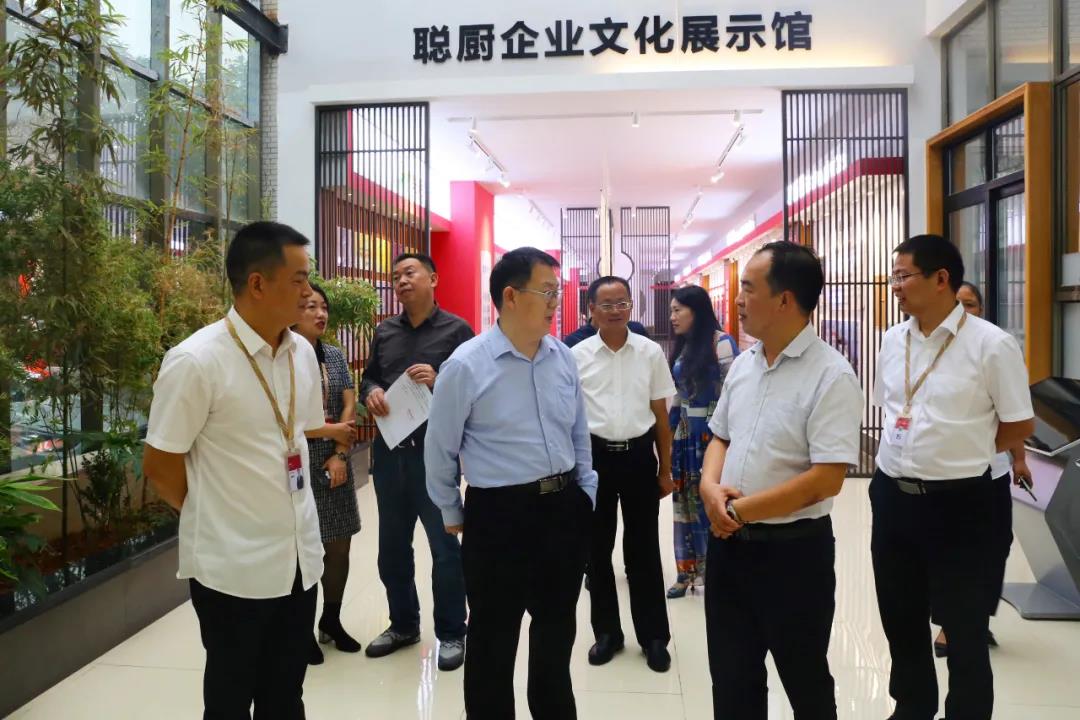 國(guó)家發(fā)改委副司長(zhǎng)邱天朝蒞臨聰廚調(diào)研指導(dǎo)工作 國(guó)家發(fā)改委副司長(zhǎng)邱天朝蒞臨聰廚調(diào)研指導(dǎo)工作