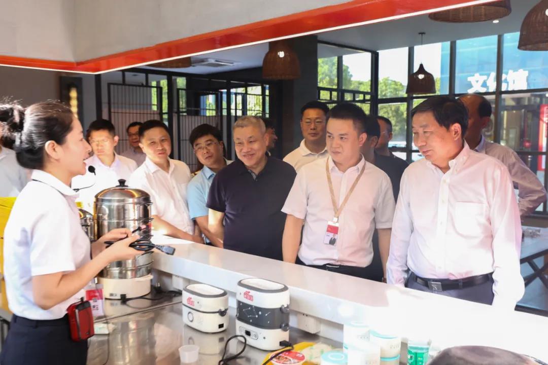 司法部副部長(zhǎng)熊選國(guó)率國(guó)務(wù)院農(nóng)民工工作督察組蒞臨聰廚食品督查指導(dǎo)工作 司法部副部長(zhǎng)熊選國(guó)率國(guó)務(wù)院農(nóng)民工工作督察組蒞臨聰廚食品督查指導(dǎo)工作