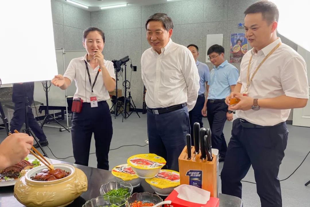 司法部副部長(zhǎng)熊選國(guó)率國(guó)務(wù)院農(nóng)民工工作督察組蒞臨聰廚食品督查指導(dǎo)工作 司法部副部長(zhǎng)熊選國(guó)率國(guó)務(wù)院農(nóng)民工工作督察組蒞臨聰廚食品督查指導(dǎo)工作