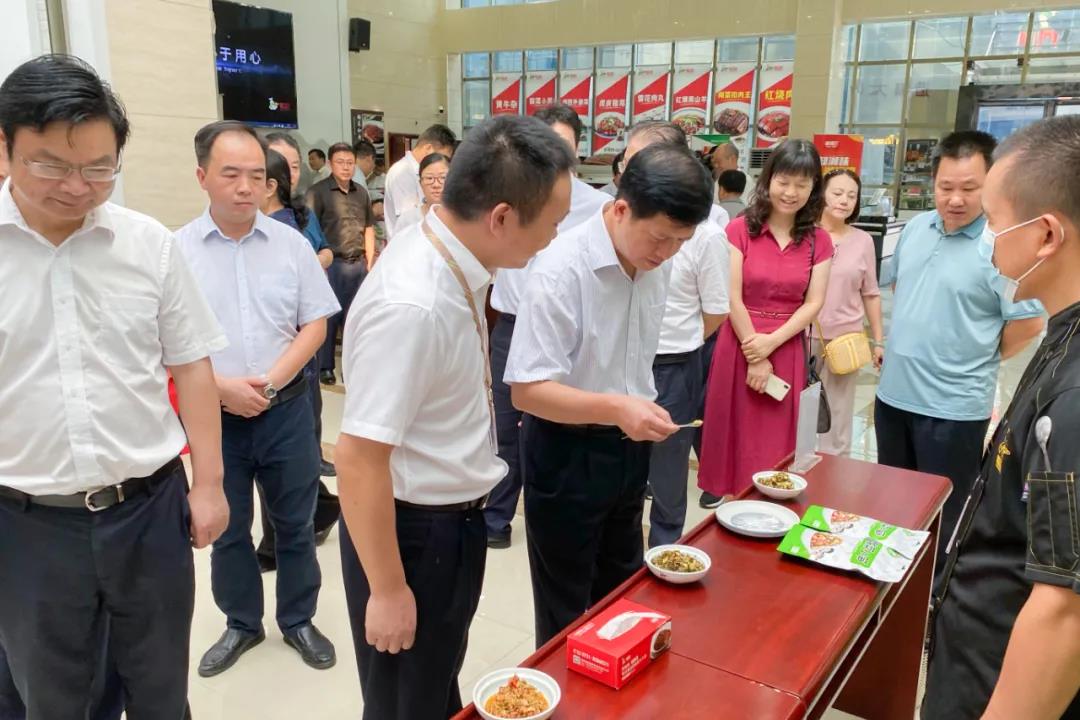 湖南省農(nóng)村農(nóng)業(yè)廳廳長袁延文等領(lǐng)導(dǎo)蒞臨聰廚食品觀摩指導(dǎo) 湖南省農(nóng)村農(nóng)業(yè)廳廳長袁延文等領(lǐng)導(dǎo)蒞臨聰廚食品觀摩指導(dǎo)