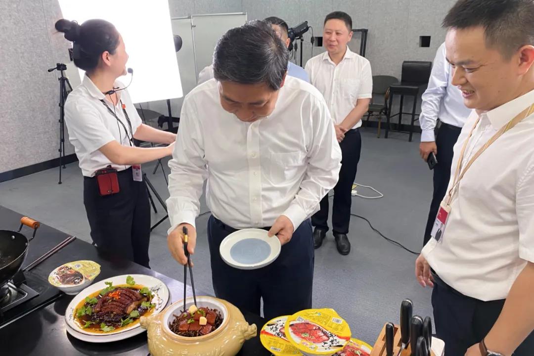 司法部副部長(zhǎng)熊選國(guó)率國(guó)務(wù)院農(nóng)民工工作督察組蒞臨聰廚食品督查指導(dǎo)工作 司法部副部長(zhǎng)熊選國(guó)率國(guó)務(wù)院農(nóng)民工工作督察組蒞臨聰廚食品督查指導(dǎo)工作