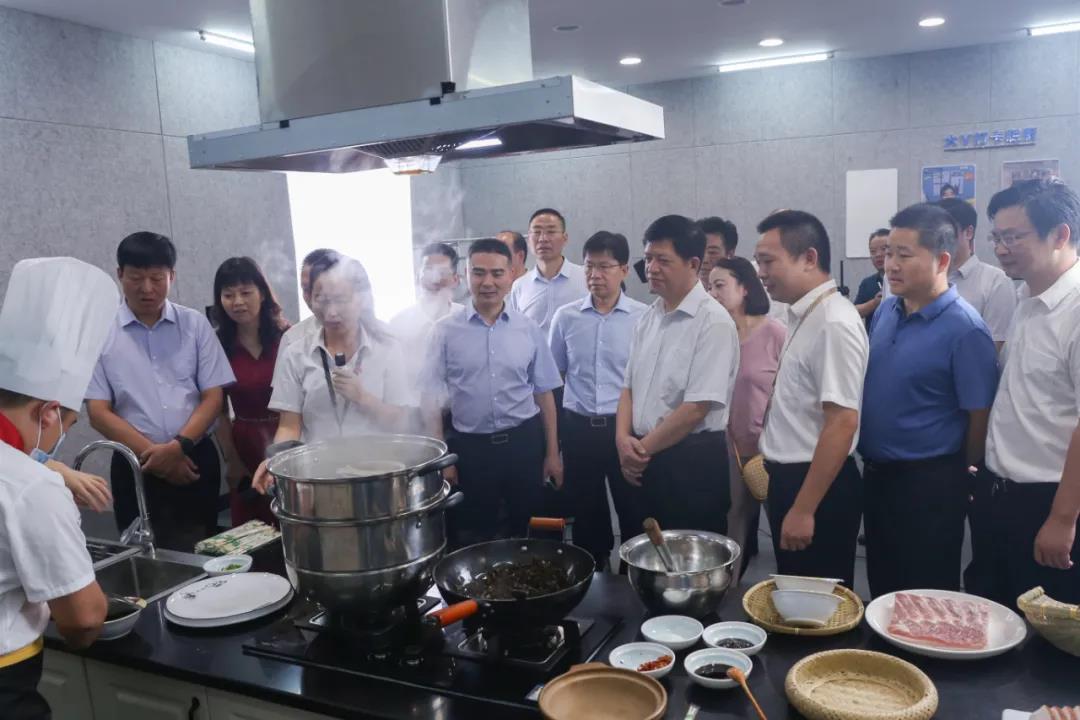 湖南省農(nóng)村農(nóng)業(yè)廳廳長袁延文等領(lǐng)導(dǎo)蒞臨聰廚食品觀摩指導(dǎo) 湖南省農(nóng)村農(nóng)業(yè)廳廳長袁延文等領(lǐng)導(dǎo)蒞臨聰廚食品觀摩指導(dǎo)