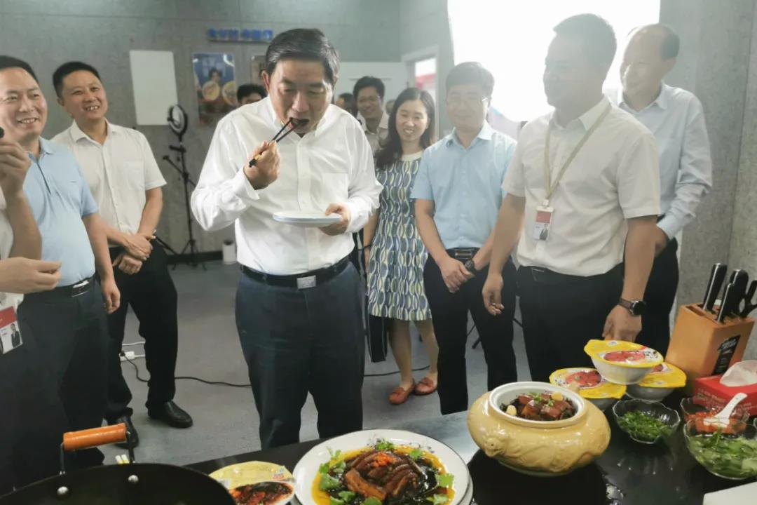 司法部副部長(zhǎng)熊選國(guó)率國(guó)務(wù)院農(nóng)民工工作督察組蒞臨聰廚食品督查指導(dǎo)工作 司法部副部長(zhǎng)熊選國(guó)率國(guó)務(wù)院農(nóng)民工工作督察組蒞臨聰廚食品督查指導(dǎo)工作