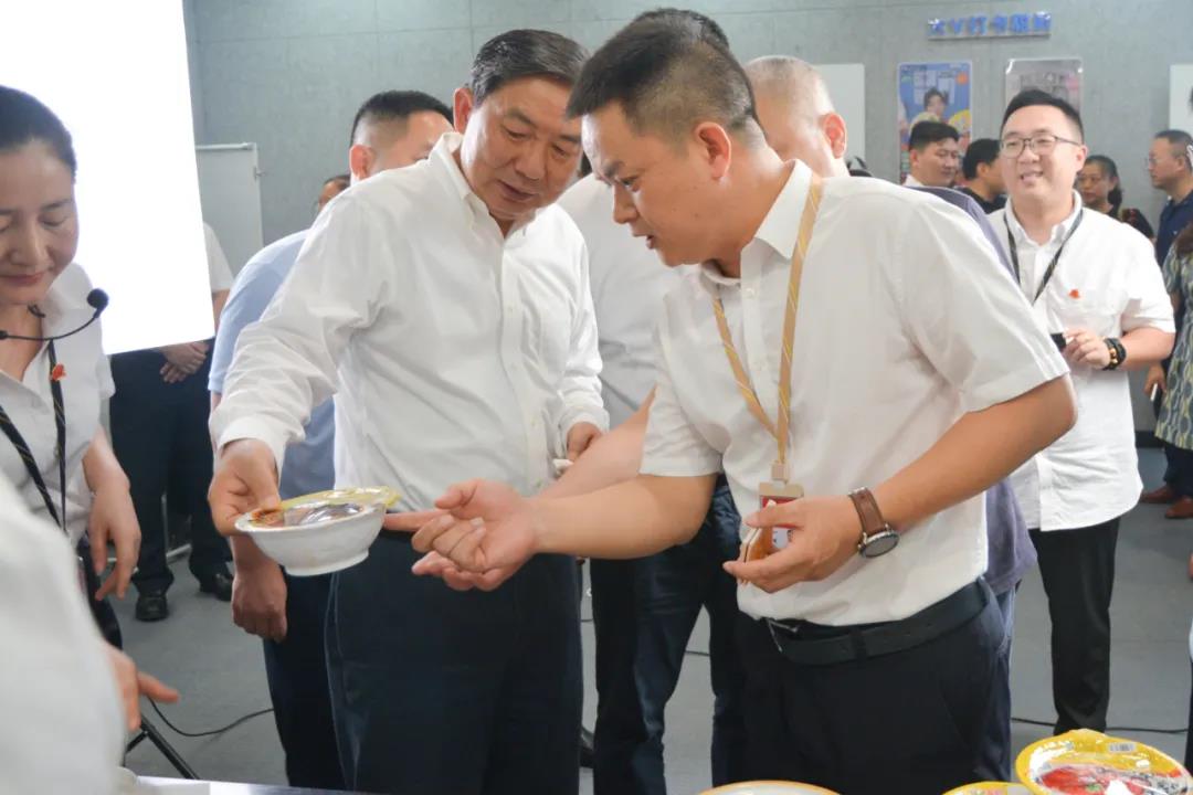 司法部副部長(zhǎng)熊選國(guó)率國(guó)務(wù)院農(nóng)民工工作督察組蒞臨聰廚食品督查指導(dǎo)工作 司法部副部長(zhǎng)熊選國(guó)率國(guó)務(wù)院農(nóng)民工工作督察組蒞臨聰廚食品督查指導(dǎo)工作