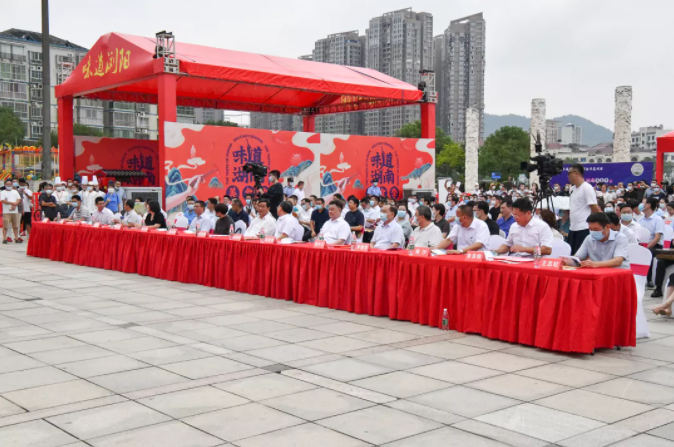 “味道湖南”美食季正式“開吃”| 聰廚扣肉獲省長(zhǎng)盛贊 “味道湖南”美食季正式“開吃”| 聰廚扣肉獲省長(zhǎng)盛贊