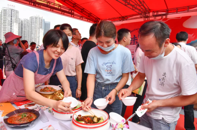 “味道湖南”美食季正式“開吃”| 聰廚扣肉獲省長(zhǎng)盛贊 “味道湖南”美食季正式“開吃”| 聰廚扣肉獲省長(zhǎng)盛贊